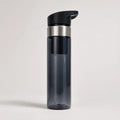 Hydrapulse, smarte App Trinkflasche vor weissem studio Hintergrund.