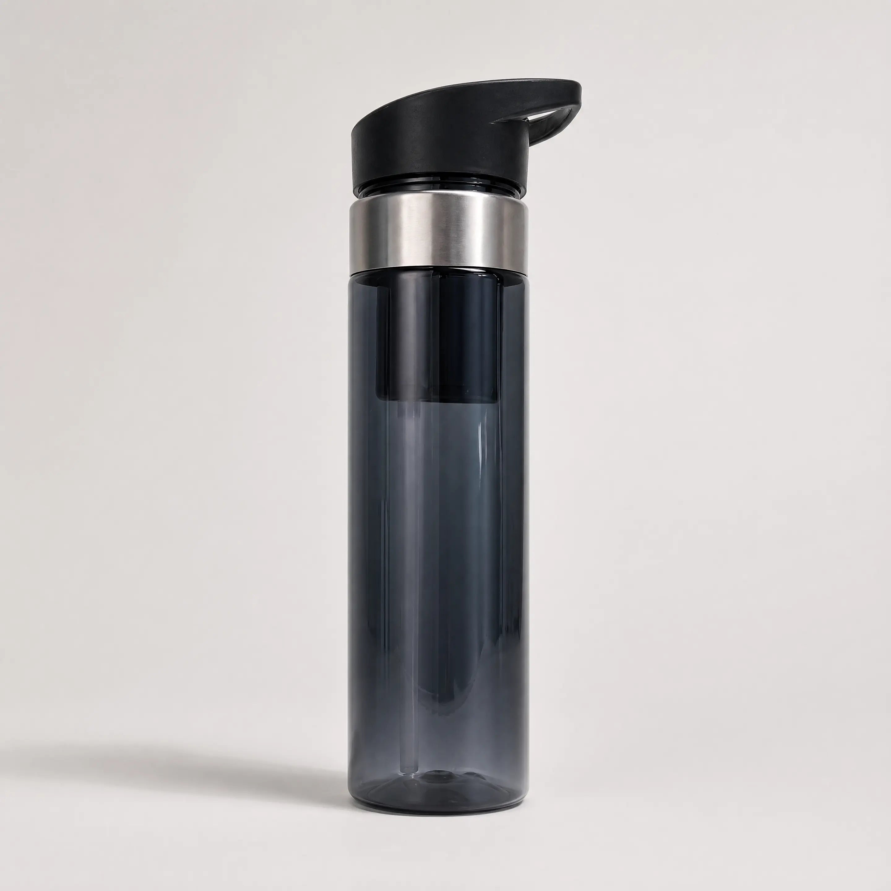 Hydrapulse, smarte App Trinkflasche vor weissem studio Hintergrund.
